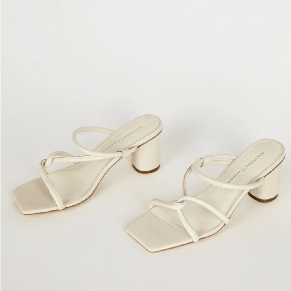 INTENTIONALLY BLANK NWT Kamill Heels